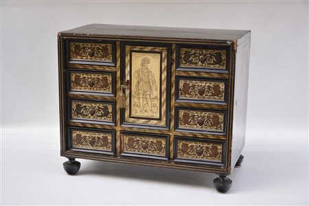 Monetiere in legno ebanizzato, intarsiato e filettato in avorio, fronte a...