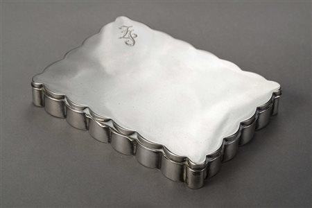 Tabacchiera in argento con bordo sagomato. Coperchio inciso con monogramma...