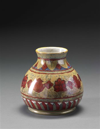 Vaso in maiolica di forma globulare con bocca estroflessa. Decorazione a...