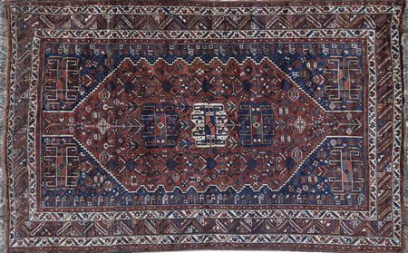 Tappeto Shiraz, Persia sec. XX, campo rosso decorato a motivi stilizzati nei...