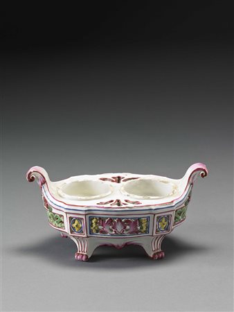 Servizio da scrittoio in maiolica policroma con corpo traforato e poggiante...