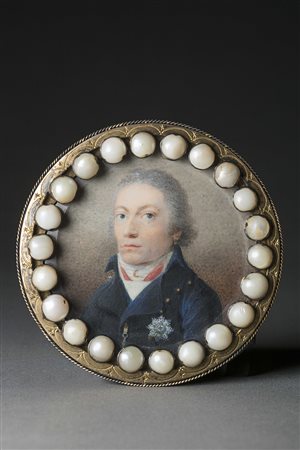 Miniatura su avorio di forma tonda raffigurante un militare entro cornice...