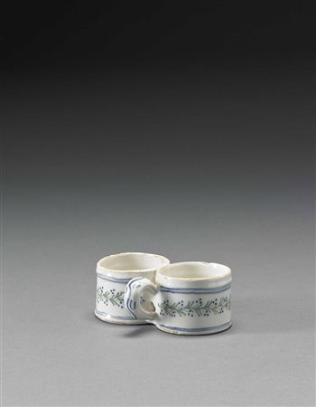 Oliera da tavola in maiolica con decoro policromo alla rosa. Presa ad anello....