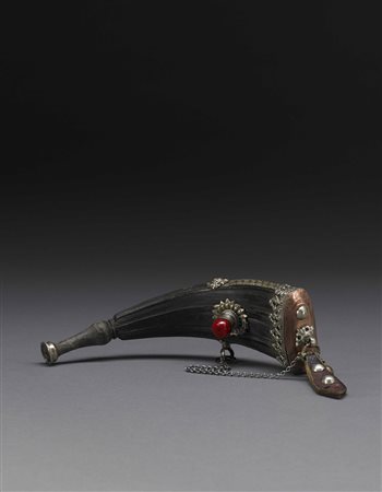 Contenitore per polvere sparo in corno di bufalo con finiture in argento...