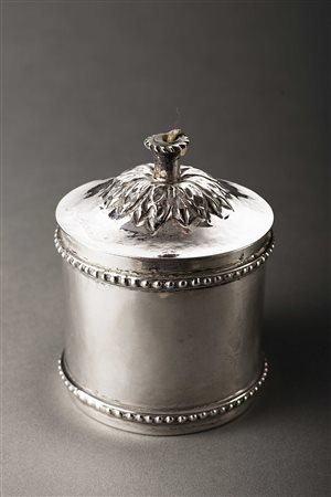 Stoppiniera in argento a corpo liscio con coperchio sbalzato a volute.Punzoni...