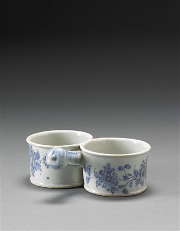 Oliera da tavola in maiolica in monocromia blu con decoro a fiori. Presa ad...