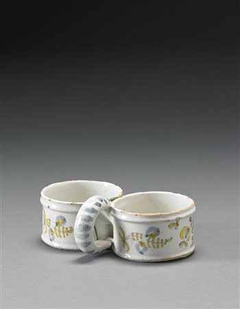 Oliera in maiolica in policromia blu e verde con decoro a ghirlanda vegetale....