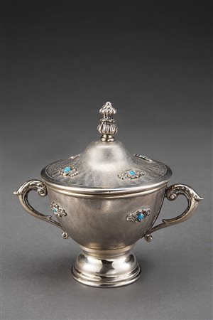Zuccheriera biansata in argento con corpo e coperchio incisi e decorati con...