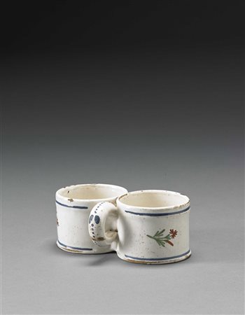 Oliera da tavola in maiolica con decoro policromo a piccoli fiori sparsi....