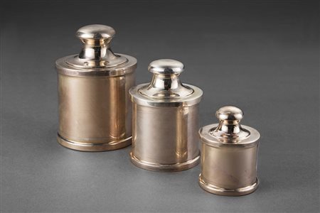 Gruppo di tre contenitori a scalare in argento a corpo liscio simulanti dei...