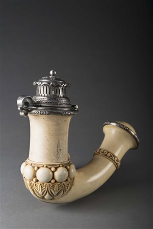 Pipa in schiuma con ghiera in argento decorata in rilievo a motivi...