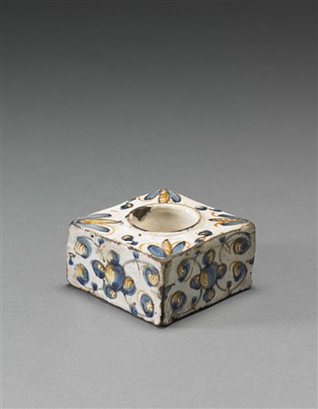 Calamaio quadrato in maiolica ad una vaschetta tonda. Decoro in blu e giallo...