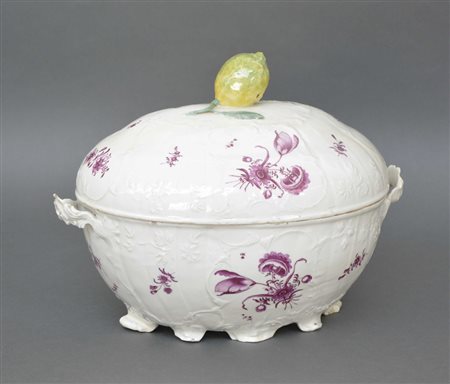 Grande zuppiera in porcellana bianca con motivo rococò a rilievo bianco su...