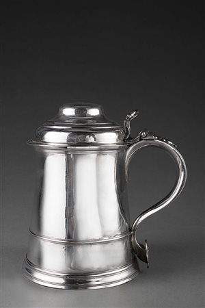 Boccale in argento a corpo liscio iscritto 'T A' sull’impugnatura. Argentiere...