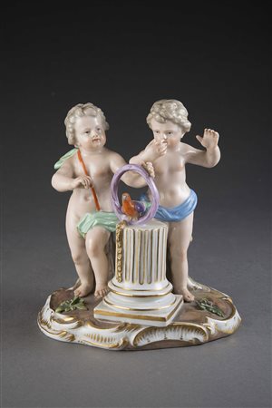 Piccola statuetta in porcellana policroma raffigurante due putti . Base di...