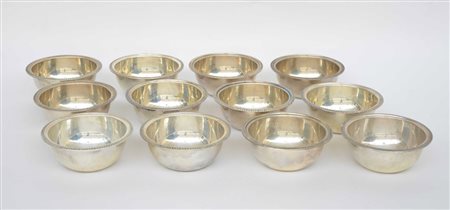 Gruppo di dodici ciotole lavadita in argento con bordi cesellati a palmette....