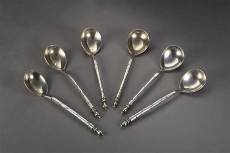 Gruppo di sei cucchiaini con impugnatura tornita terminante a puntale.Punzoni...