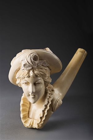 Pipa in schiuma decorata in rilievo con testa di gentildonna con cappello ....