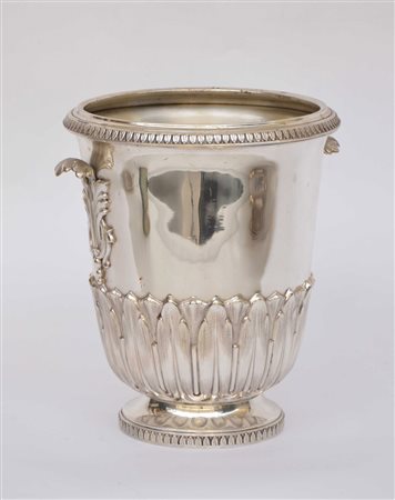 Rinfresca-bottiglie in argento biansato con bordi e fascia cesellata e...