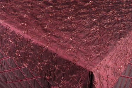 Tovaglia in seta color bordeaux ricamata a motivo geometrico con perline,...