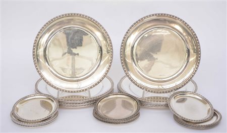 Servizio da tavola in argento con bordo decorato a palmette composto da...