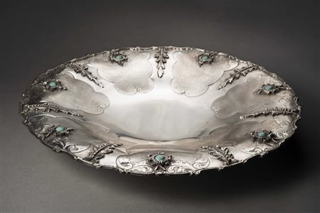 Centrotavola in argento di forma circolare poggiante su tre piedi a sfera,...