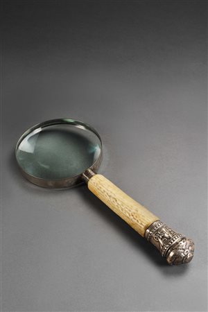 Lente di ingrandimento con manico in osso, pomolo e montatura in argento...
