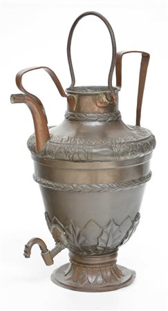 Acquamanile in rame con corpo sbalzato a foglie d'acanto. Prese e rubinetti...