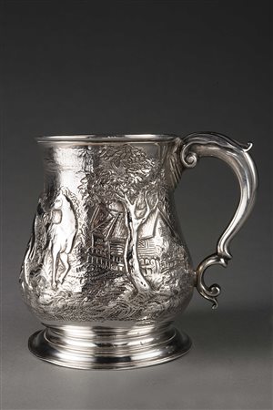 Boccale in argento a corpo sbalzato in epoca vittoriana con scena di vita...
