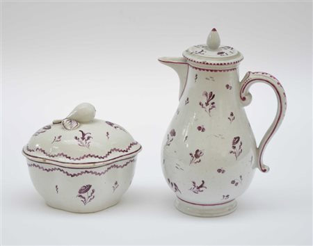 Piccola caffettiera (h cm 18) e zuccheriera (h 9x13x10) in porcellana bianca...