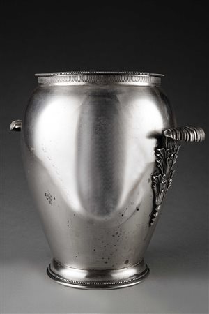 Secchiello portabottiglie di forma bombata decorato con impugnature a motivi...