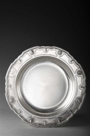 Piatto tondo in argento decorato nel bordo a valve di conchiglie e cifre....