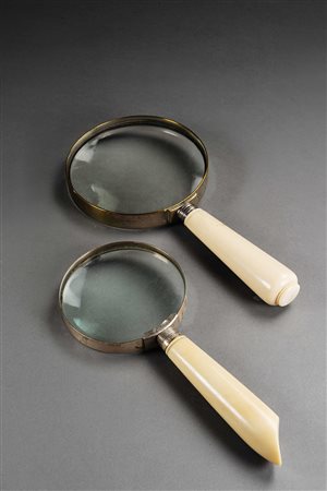 Lotto di due lenti di ingrandimento con manico in avorio e ghiere in argento,...