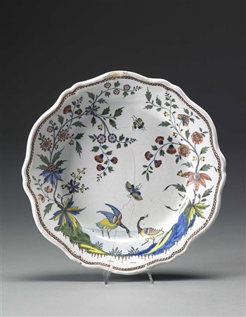 Piatto tondo a bordo mistilineo in maiolica policroma decorato all'orientale...