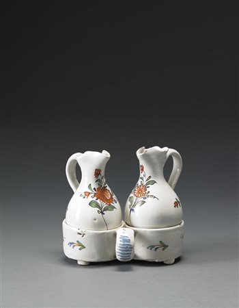 Oliera in maiolica completa di ampolle con decoro policromo a mazzetti di...