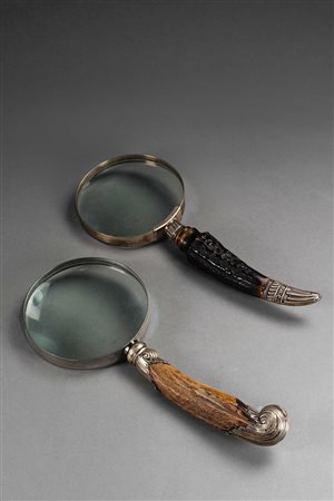 Lotto di due lenti di ingrandimento con manici in corno e ghiere in argento....