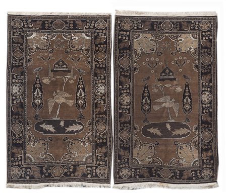 Coppia di scendiletto decorato a piante e uccelli stilizzati nelle tonalità...