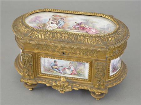 Scatola in bronzo decorata sul coperchio e nella fascia da placche in...