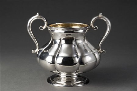 Manifattura russa del secolo XIX, zuccheriera bugnata in argento (gr 400)...