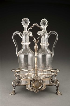 Cruet in argento con base polilobata.Punzoni di Londra 1764/1765 (gr.570c.) A...