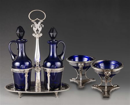 Oliera, saliera e pepiera in argento decorate con figure di cigni e...