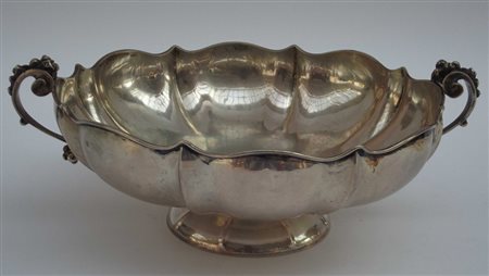 Zuppiera biansata in argento con bordo mistilineo a corpo liscio, anse...