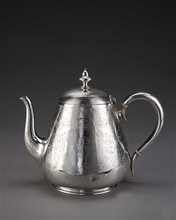 Teiera in argento inciso a motivi vegetali, volute e cifre. Presa del...