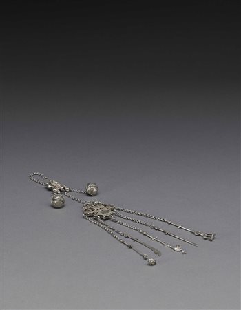 Set di netta orecchie in argento lavorato, con vari piccoli pendenti Cina,...