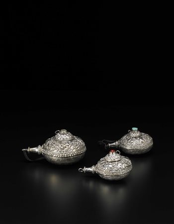 Tre snuff bottles in argento di firma circolare, lavorate a sbalzo e decorate...