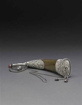 Contenitore per polvere da sparo in corno di bufalo con finiture in argento...