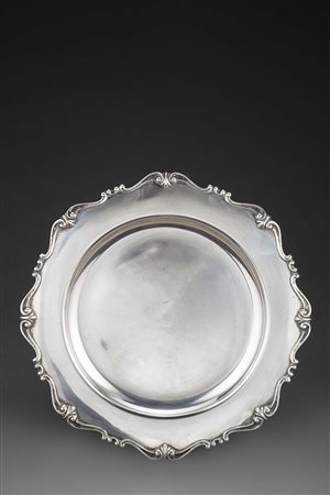 Vassoio di forma circolare con bordi decorati a volute. Argentiere Frugoni...