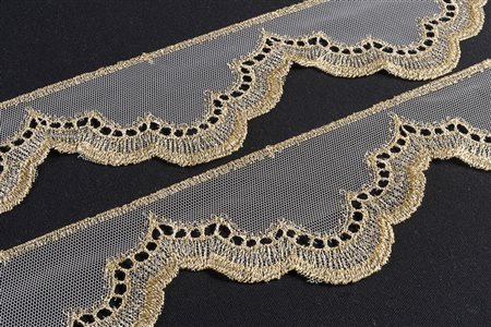Lotto composto da due metraggi in tulle e ricamo lurex.(cm 200) (lievi...