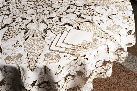 Corredo da tavola composto da tovaglia rotonda in lino con motivo a intaglio...