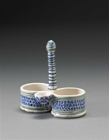 Oliera da tavola in maiolica con decoro in blu e verde a piccole foglie...